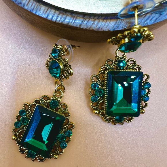 Golden Byrdies Earrings✨ - Picture 5 of 6